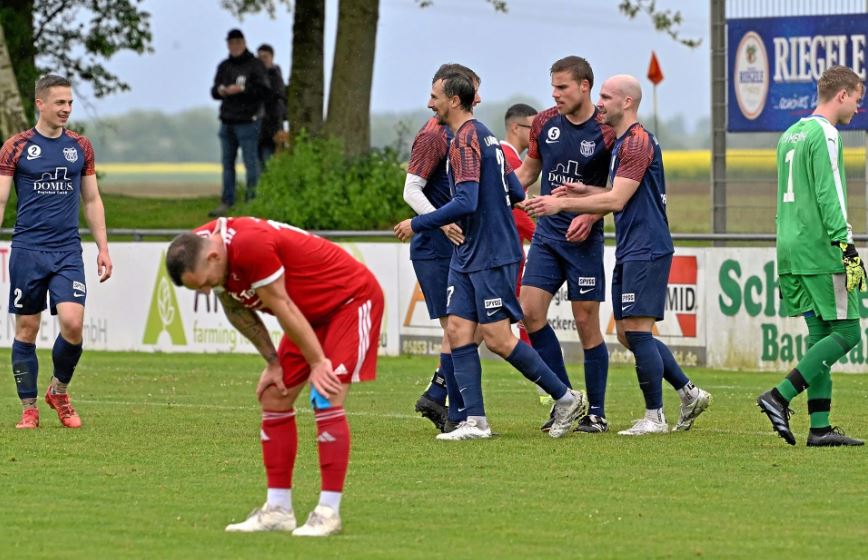 25. Spieltag Kreisliga Augsburg: TSV Merching verliert Topspiel nach früher roter Karte!