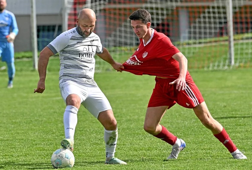 24. Spieltag Kreisliga Augsburg 25/26: Der Tabellenführer muss sich zu Hause mit einem 1:1 gegen Hiltenfingen begnügen